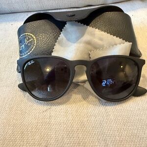 Ray-Ban Unisex Black Frame Sunglasses with Dark Lenses - Erika Classic